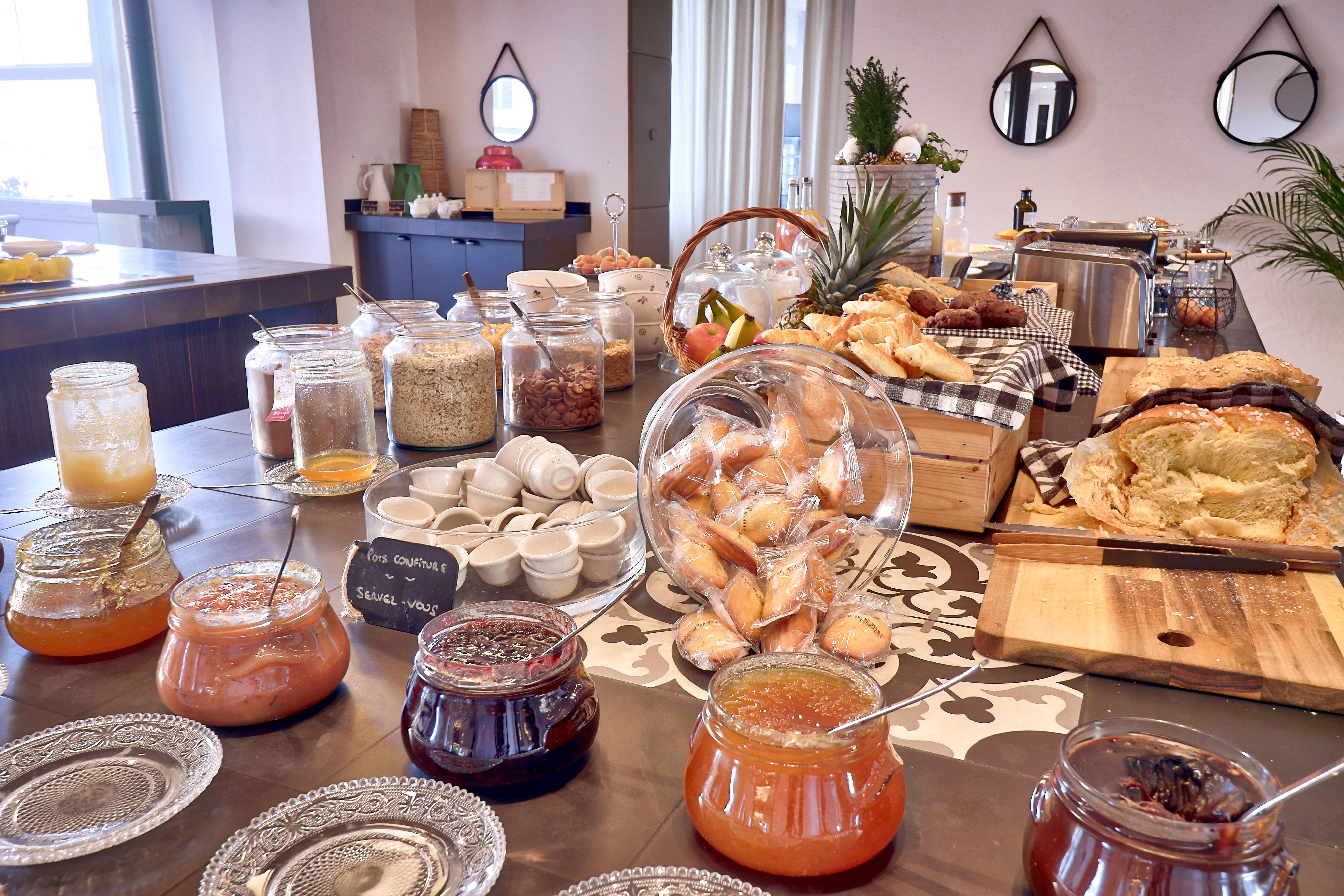 לורדה Belfry & Spa By Ligne St Barth מראה חיצוני תמונה Breakfast buffet at a hotel