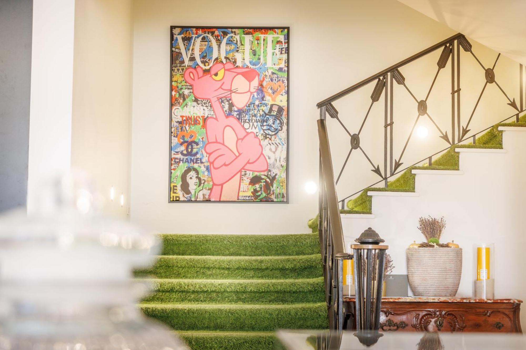 לורדה Belfry & Spa By Ligne St Barth מראה חיצוני תמונה Installation of a painting by the artist