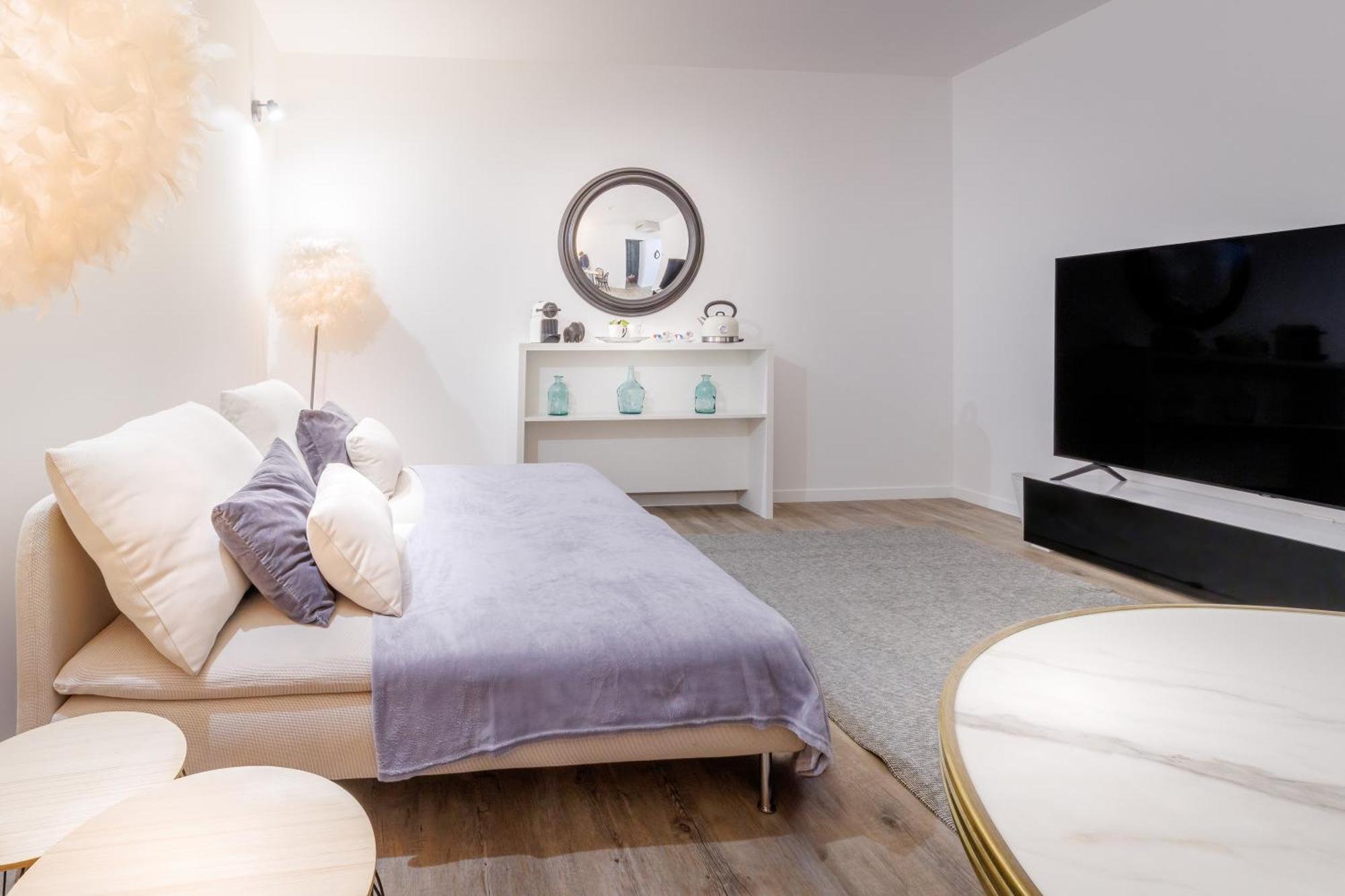 לורדה Belfry & Spa By Ligne St Barth חדר תמונה A bedroom with a television